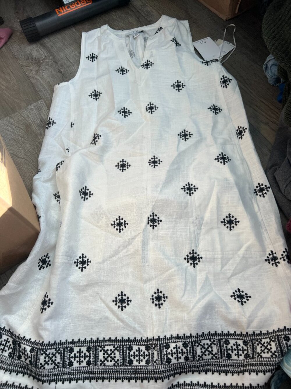 NWT Magaschoni‎ Sleeveless Shift Mini Dress with all-over embroidery size M